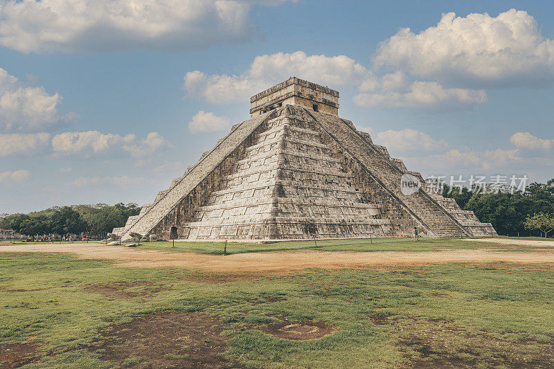 晴朗的一天，奇琴伊察的El Castillo (Kukulcán Temple)